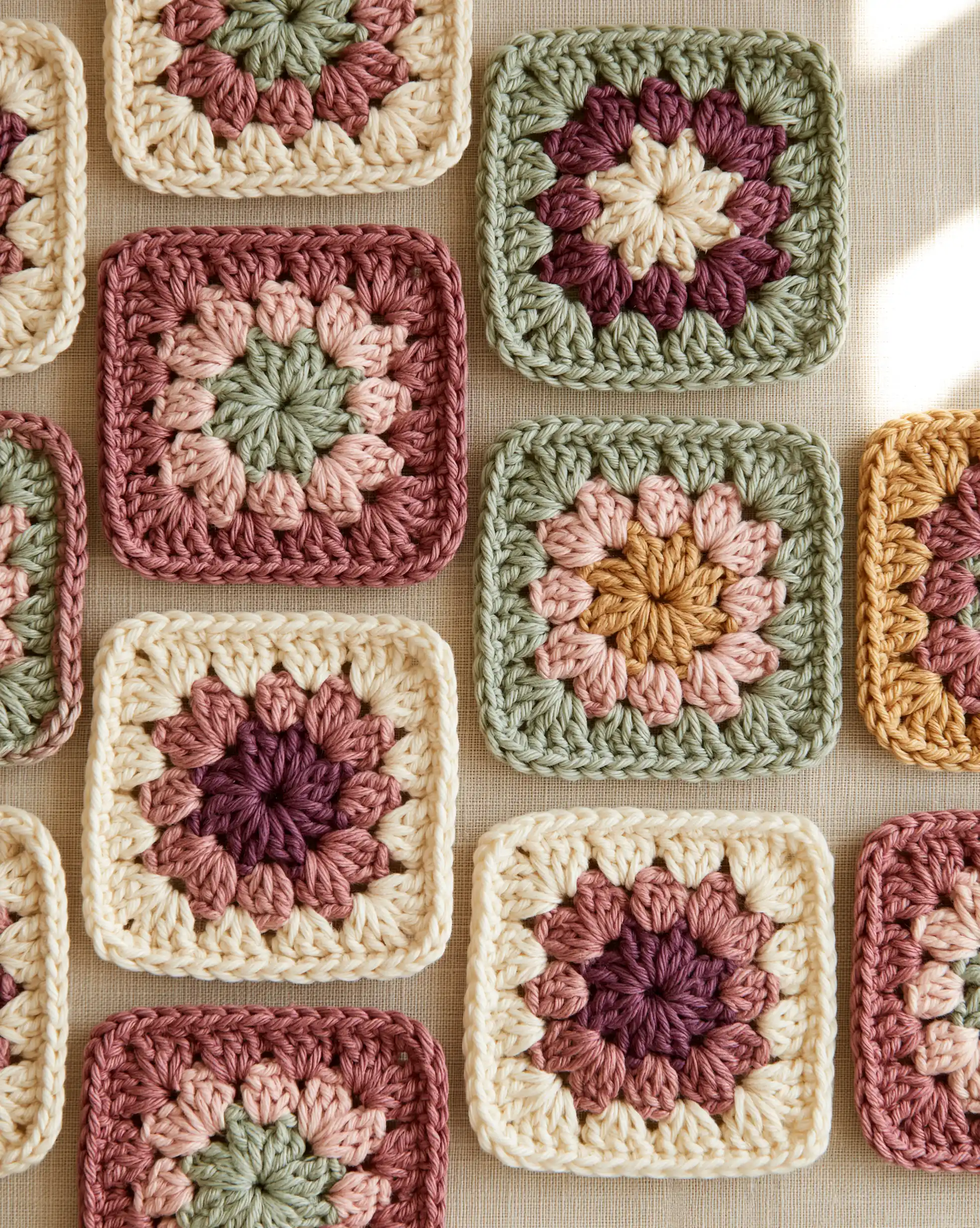 Carrés granny modernes aux couleurs douces