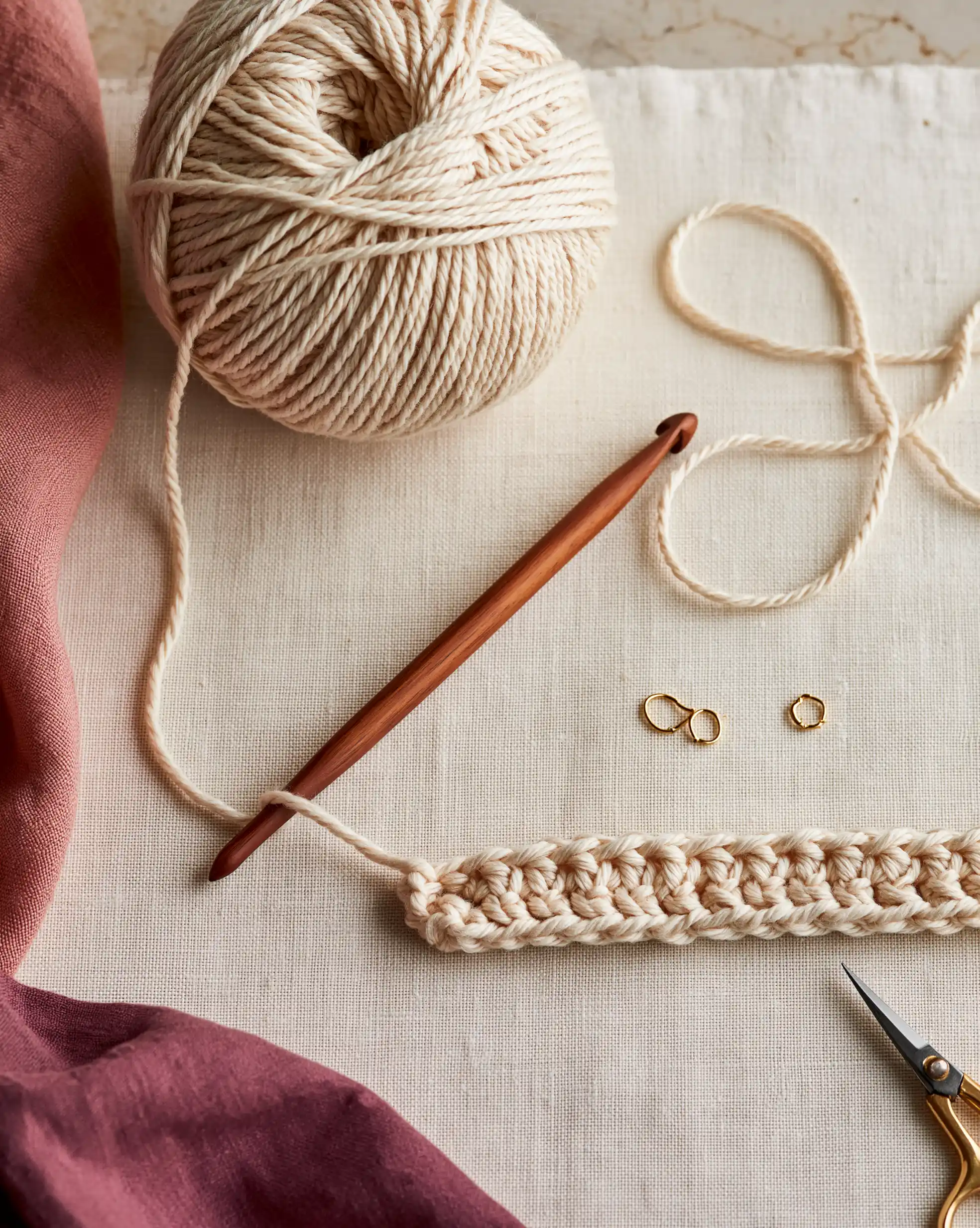 Apprendre le crochet avec un crochet et du fil de coton