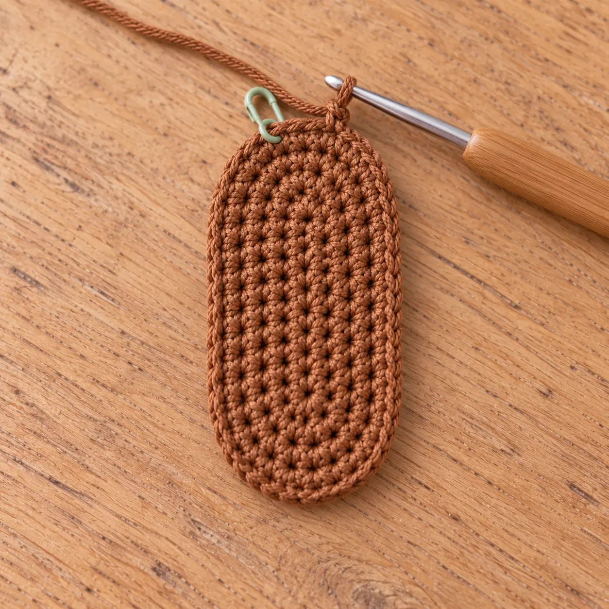 crocheter l'bonhomme en pain d’épices et travailler l'ovale brun de base en trois tours fermés